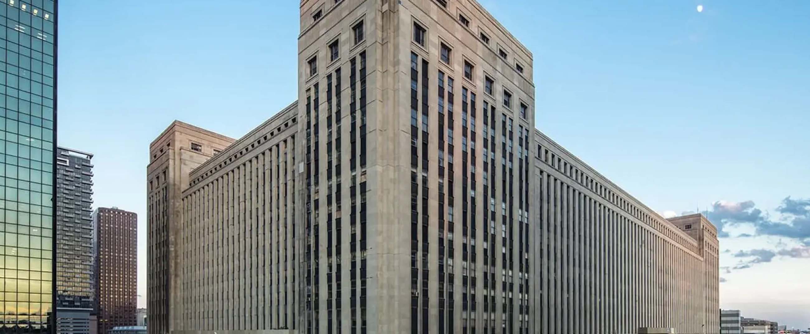 the impressive Chicago Post Office building, an architectural landmark that blends Art Deco style with monumental proportions. This historic structure has been fully renovated for modern corporate use, preserving its original character while incorporating state-of-the-art technology and high-efficiency systems.