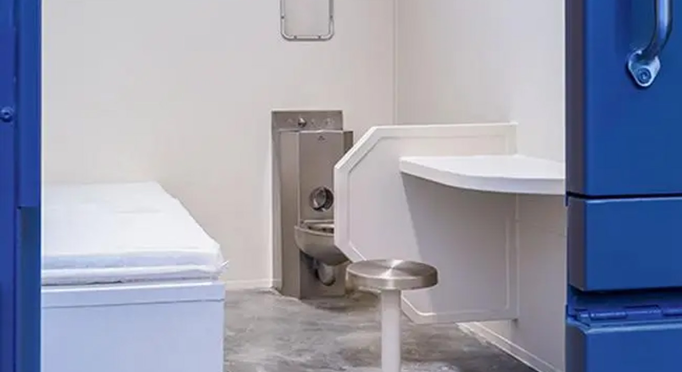 una de las celdas equipadas con sanitarios Sloan en la Stanton Correctional Facility, donde el diseño prioriza la seguridad, durabilidad y funcionalidad.