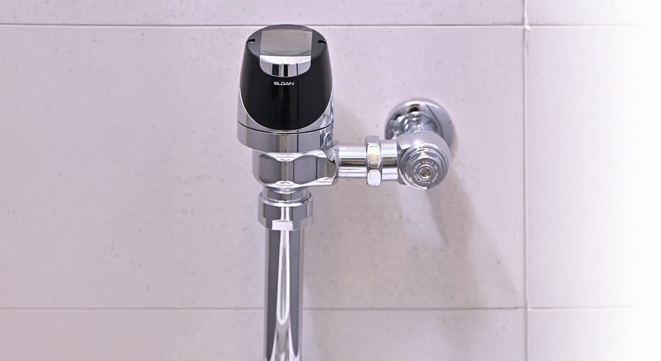 fluxómetro automático Sloan con acabado cromado y sensor activado por infrarrojos, diseñado para brindar una descarga precisa y sin contacto. Este modelo combina eficiencia hídrica y estética moderna, ideal para instalaciones de alto tránsito como las de York University
