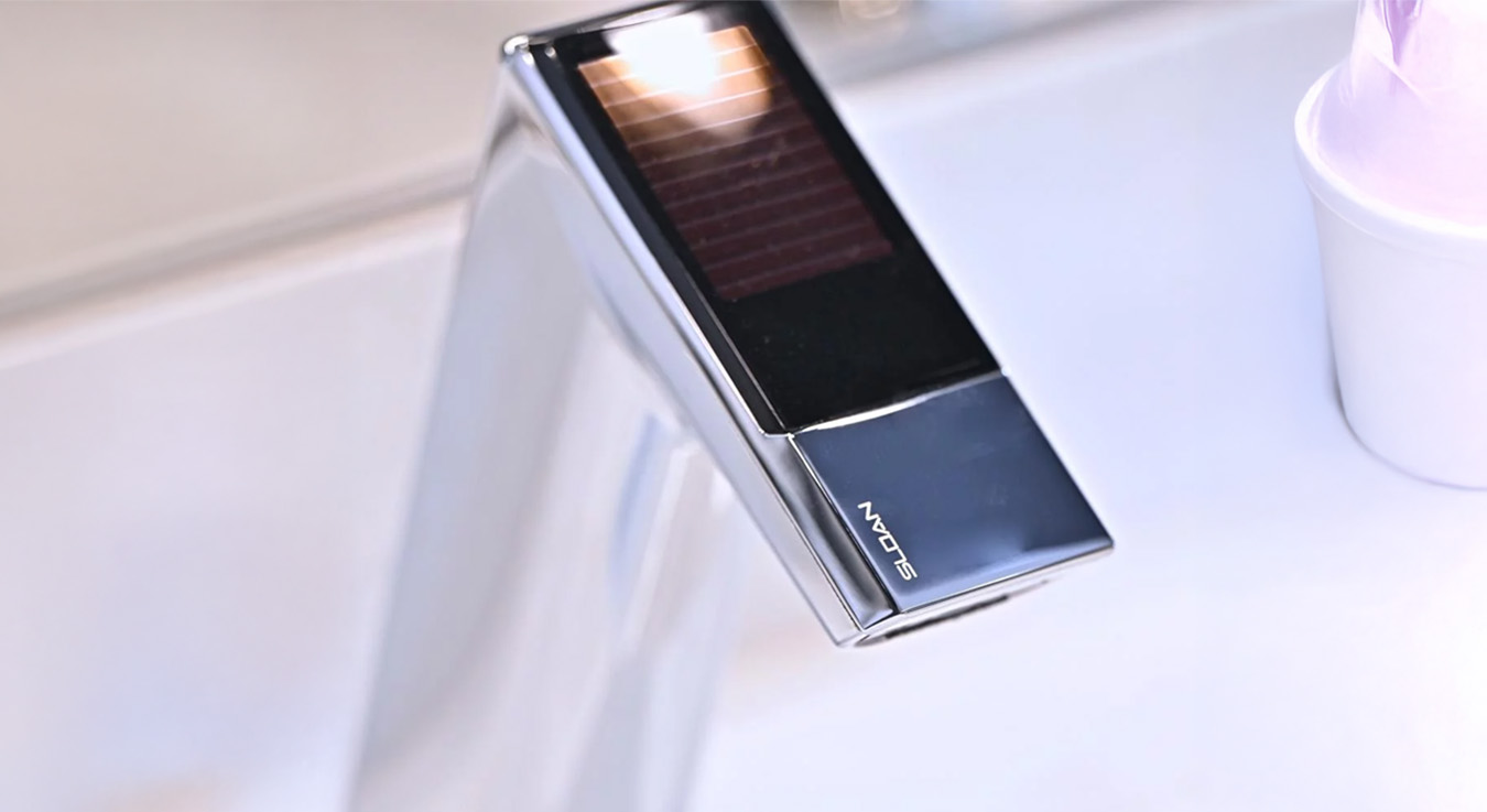 llave electrónica Sloan con panel solar integrado, diseñada para operar mediante energía ambiental y sensores de activación sin contacto. Su acabado cromado refleja un entorno moderno y pulcro, ideal para instalaciones sostenibles como las de York University