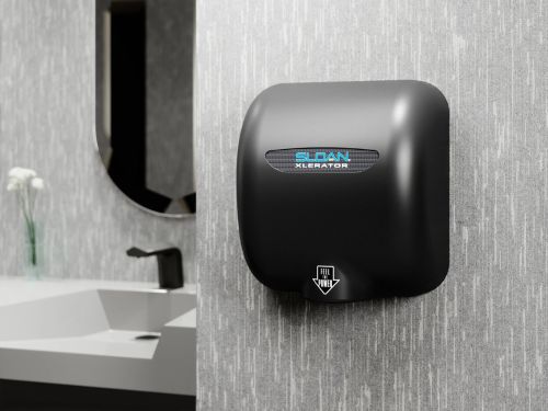 Secador automático de manos negro montado en una pared moderna texturizada junto a un lavabo contemporáneo.