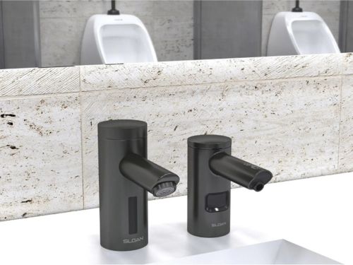 Baño moderno del sector salud con acabados estéticos, incluyendo lavabos de superficie sólida, grifos automáticos y detalles en madera clara, que reflejan un diseño limpio y funcional.