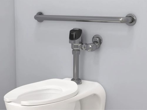 Sanitario con válvula de descarga automática y barra de apoyo de acero inoxidable, diseñado para cumplir con los estándares de accesibilidad ADA.