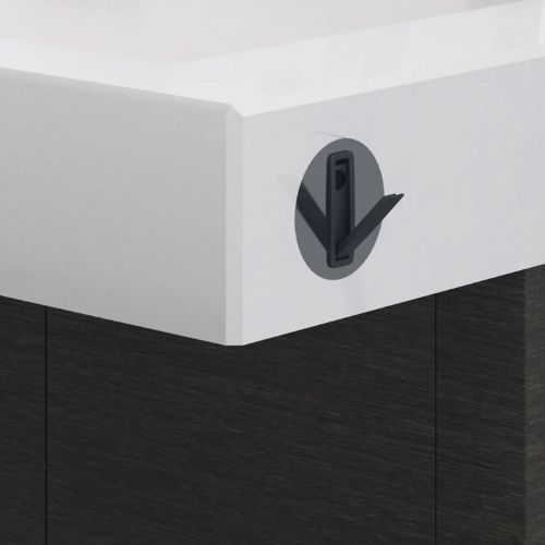 Detalle lateral de un lavabo con gancho negro integrado, diseñado para mantener accesorios o toallas al alcance.