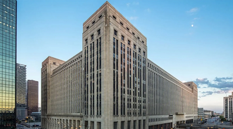 the impressive Chicago Post Office building, an architectural landmark that blends Art Deco style with monumental proportions. This historic structure has been fully renovated for modern corporate use, preserving its original character while incorporating state-of-the-art technology and high-efficiency systems.